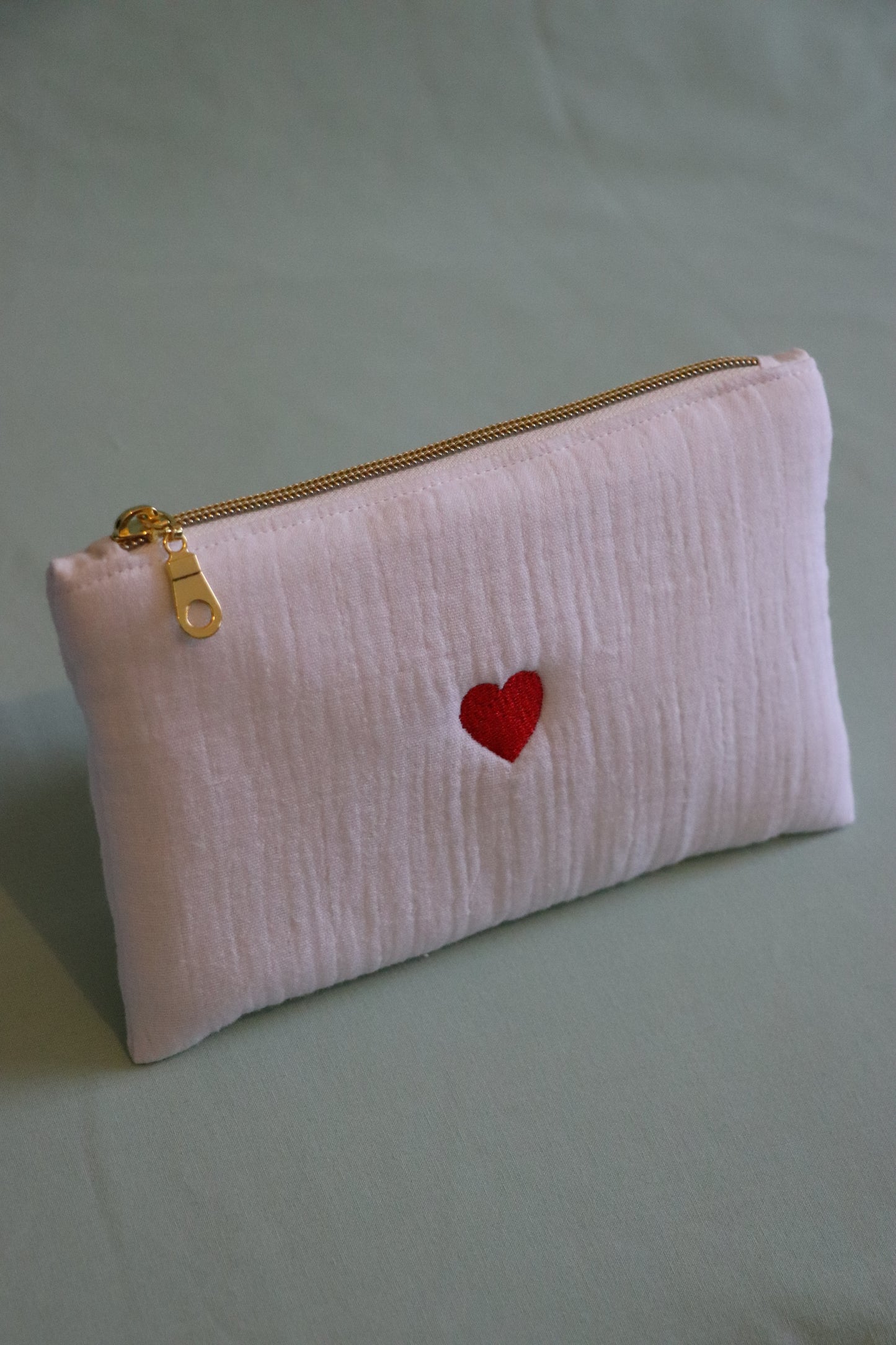 Petite pochette plate cœur rouge