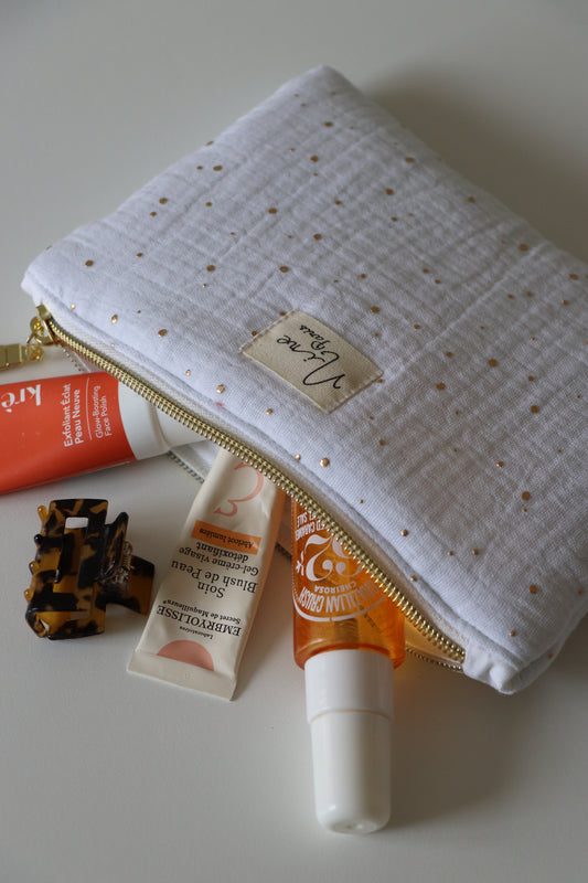 Petite pochette plate gaze de coton à pois blanche